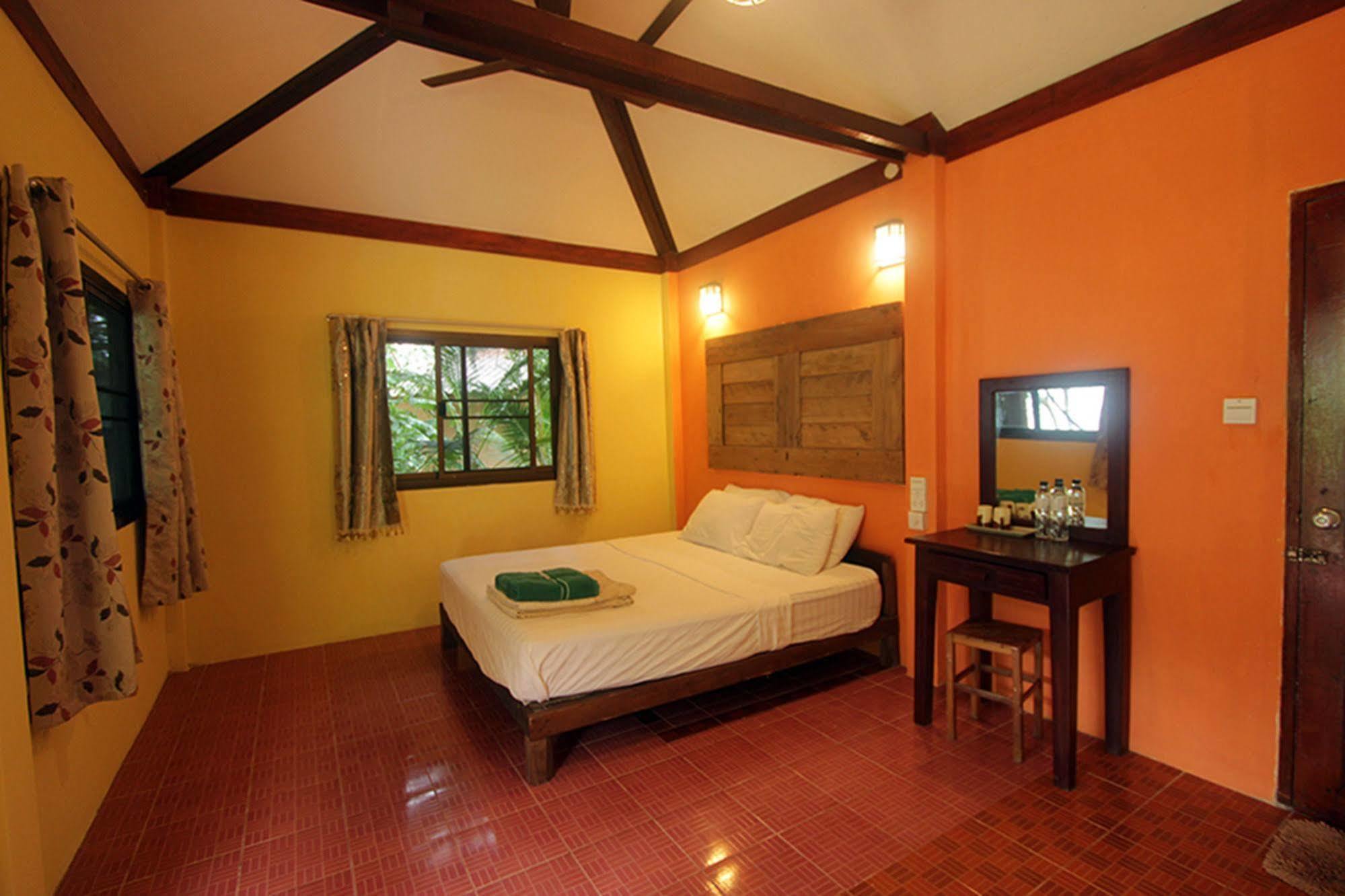 Chomjan Resort Koh Phayam Buitenkant foto